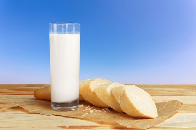 Pane e latte sul tavolo