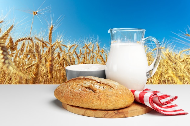 Pane e latte sul tavolo