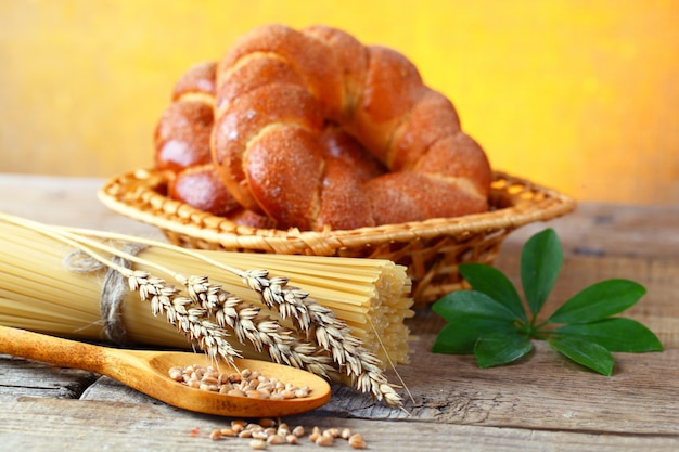 Pane e pasta su una tavola di legno