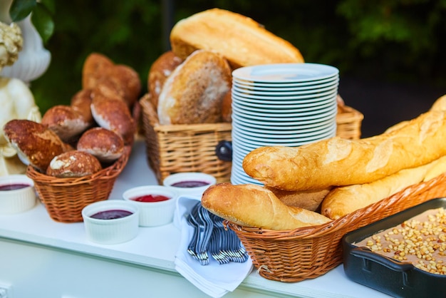 Pane e pila di piatti per la ristorazione collettiva.