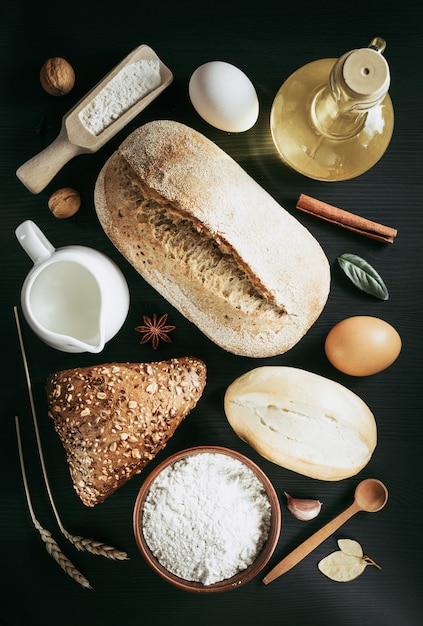 Pane e prodotti da forno su fondo in legno