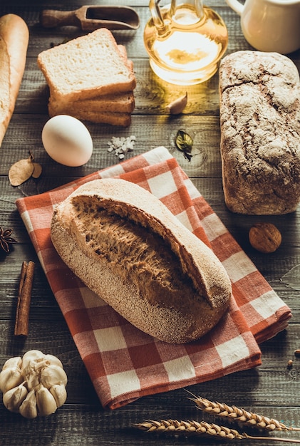 Pane e prodotti da forno su fondo in legno