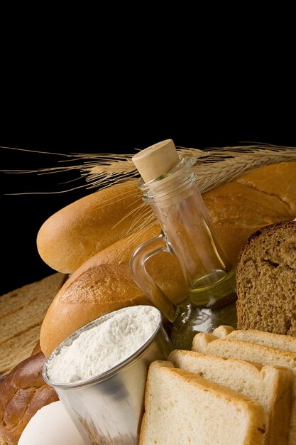 Pane e prodotti da forno sul nero