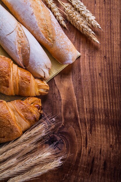 Pane e spighe di grano sul concetto di cibo e bevande vintage in legno