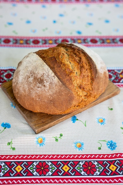 Pane e tovaglia Palyanitsa con motivi ucraini popolari