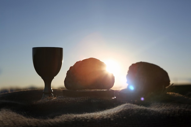 Pane e vino e il sole splendente in una comunione in chiesa