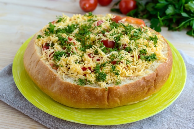 Pane farcito con pomodori e formaggio