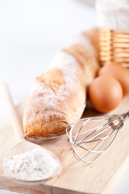 pane, farina, uova e utensili da cucina