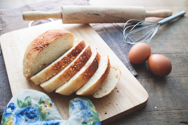 Pane fatto in casa a fette con sesamo sul tavolo di legno