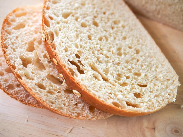 Pane fatto in casa affettato su una tavola di legno