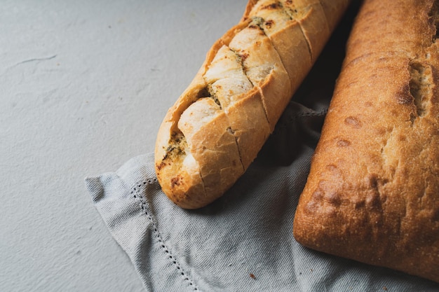 Pane fatto in casa appena sfornato con crosta croccante e aglio