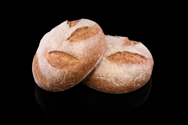 Pane fatto in casa appena sfornato isolato su pane di segale nero e fresco