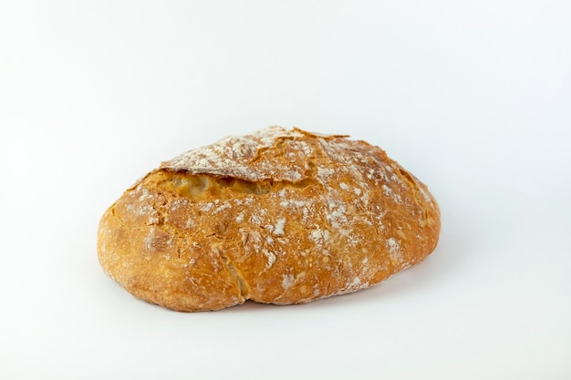 Pane fatto in casa appena sfornato su sfondo bianco Cucinare a casa vista dall'alto