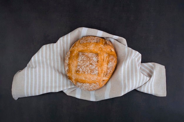 Pane fatto in casa appena sfornato su sfondo nero Vista dall'alto