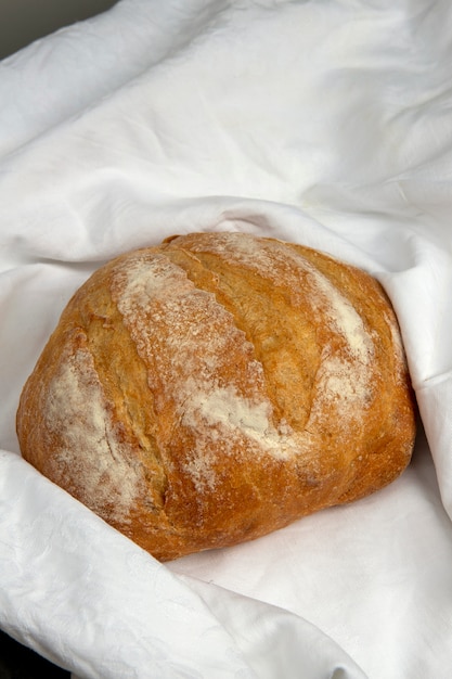 Pane fatto in casa avvolto in una tovaglia bianca