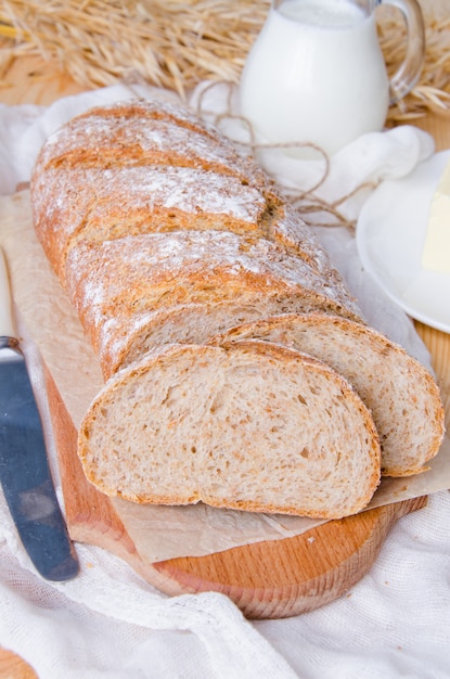 pane fatto in casa con crusca su fondo di legno