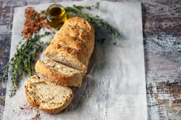 Pane fatto in casa con erbe e spezie italiane.