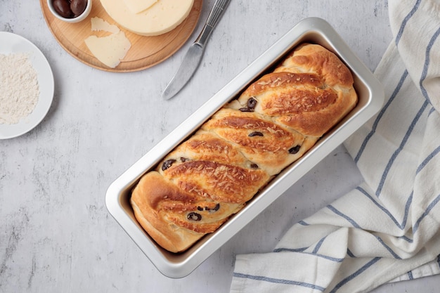 Pane fatto in casa con formaggio e olive