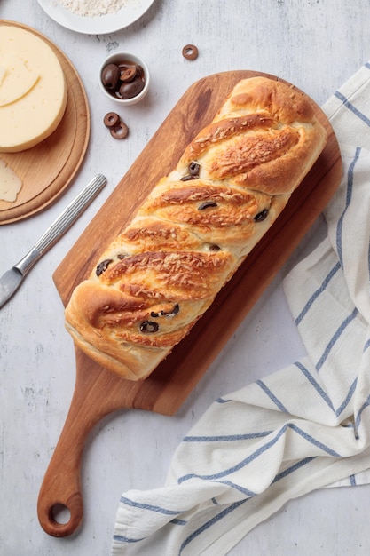 Pane fatto in casa con formaggio e olive