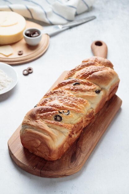 Pane fatto in casa con formaggio e olive