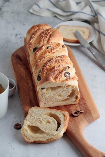 Pane fatto in casa con formaggio e olive