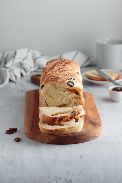 Pane fatto in casa con formaggio e olive