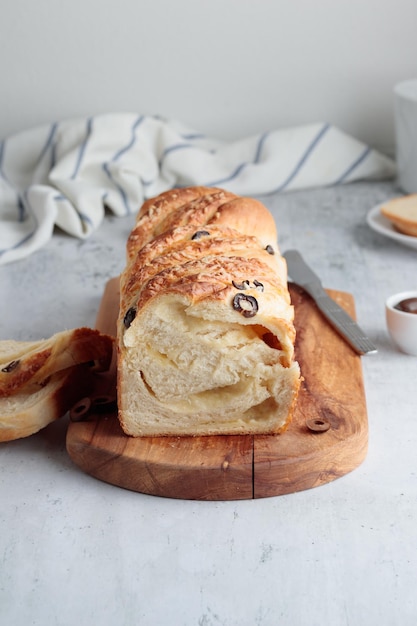 Pane fatto in casa con formaggio e olive