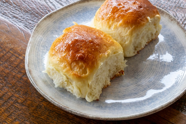 Pane fatto in casa con latte condensato sulla piastra.