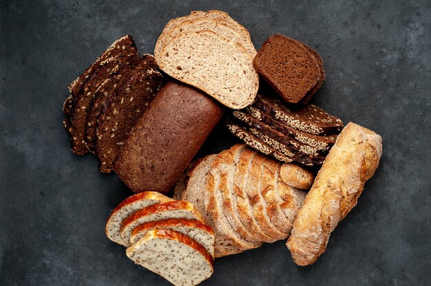 Pane fatto in casa delizioso fresco con semi