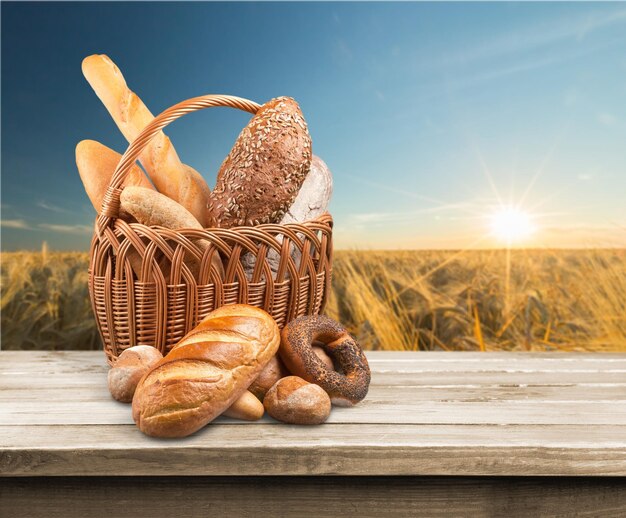 Pane fatto in casa fresco sul tavolo di legno