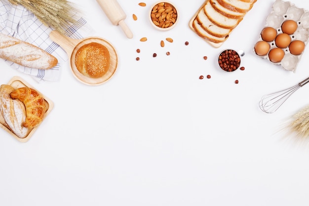 Pane fatto in casa o panino, croissant e ingredienti da forno