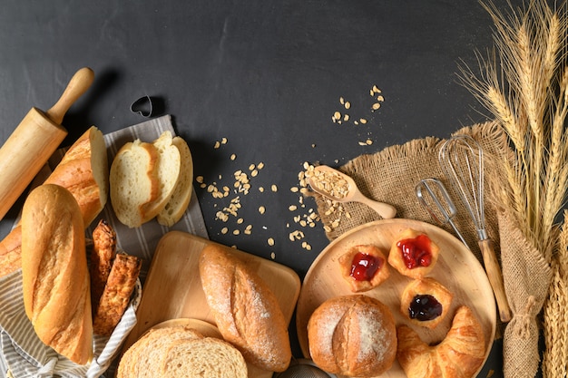 Pane fatto in casa o panino, croissant e panetteria