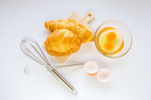 Pane fatto in casa o panino su sfondo bianco, bignÃ¨ croissant, cibo colazione