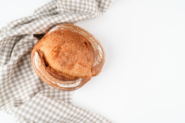 Pane fatto in casa su un panno. Foto di alta qualità