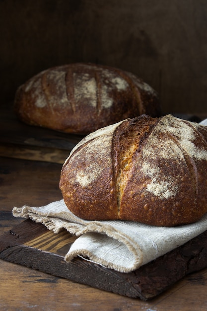 Pane fatto in casa su una tavola di legno