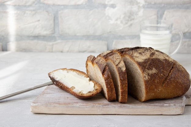 Pane fatto in casa su una tavola di legno