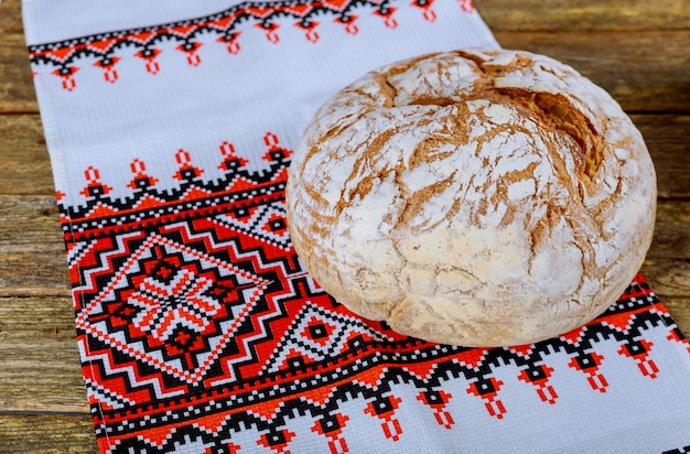 Pane fatto in casa sul ricamo ucraino un tavolo di legno