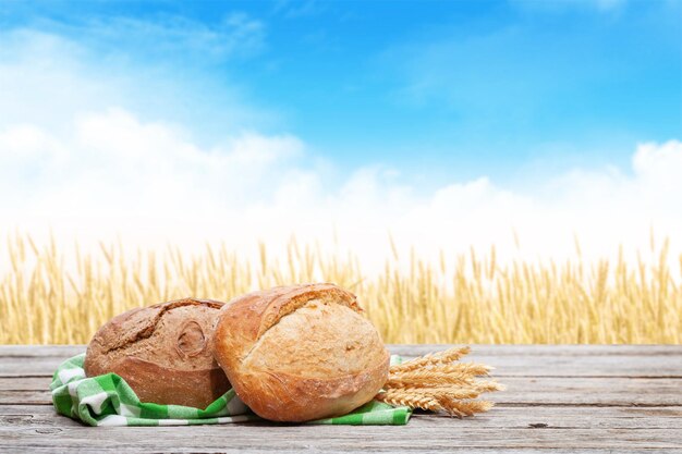 Pane fatto in casa sul tavolo di legno