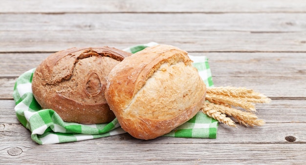 Pane fatto in casa sul tavolo di legno