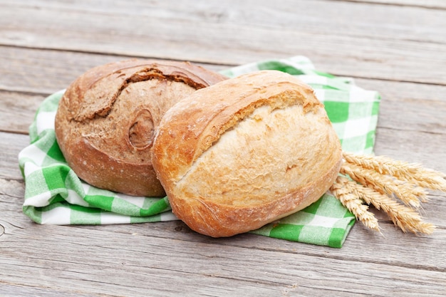 Pane fatto in casa sul tavolo di legno