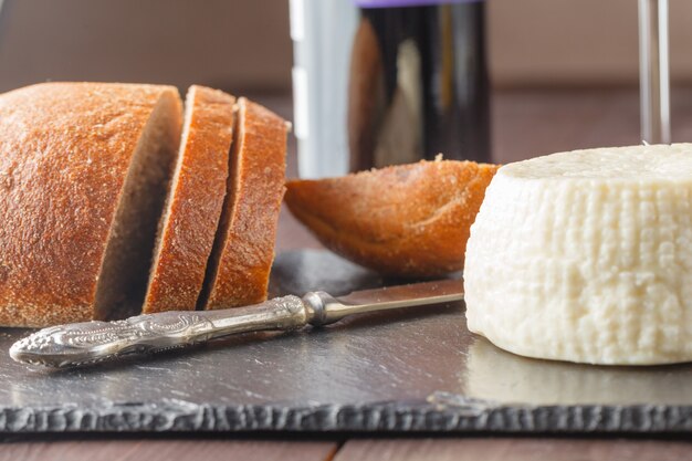 Pane, formaggio e vino rosso.