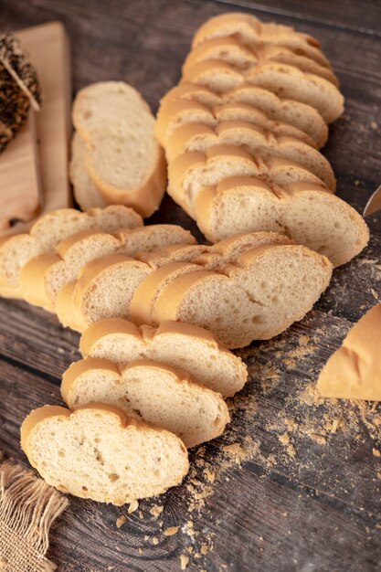 Pane francese affettato sul tavolo