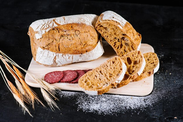 Pane francese dolce su fondo di legno blavk