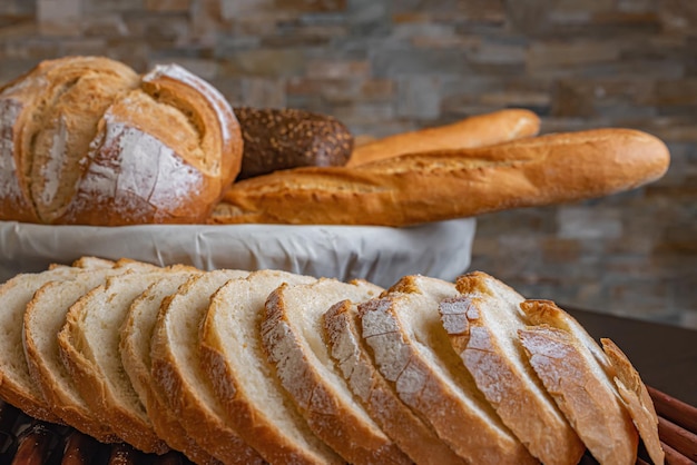 Pane francese fresco sul cestino