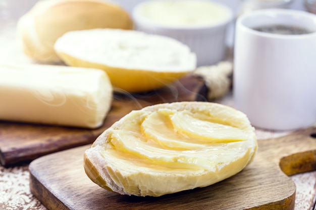 Pane francese, pane brasiliano servito caldo, con burro e caffè. Spuntino pomeridiano