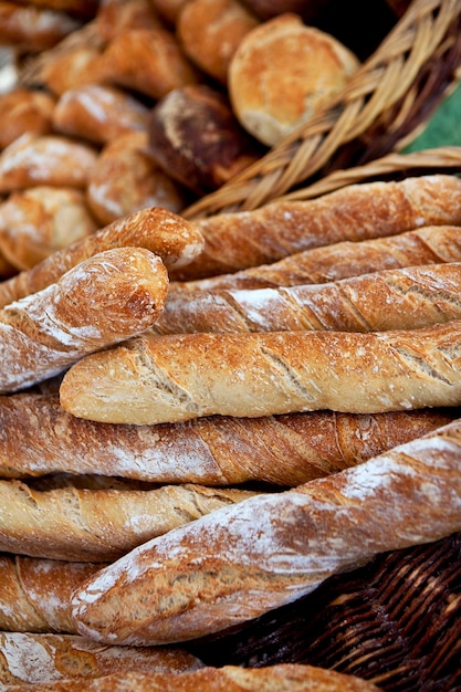 Pane francese su un cestino