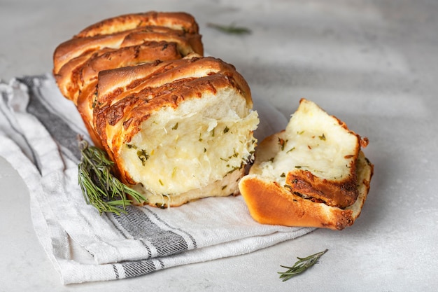 Pane fresco a pezzi con aglio e prezzemolo