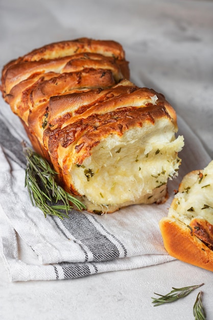 Pane fresco a pezzi con aglio e prezzemolo