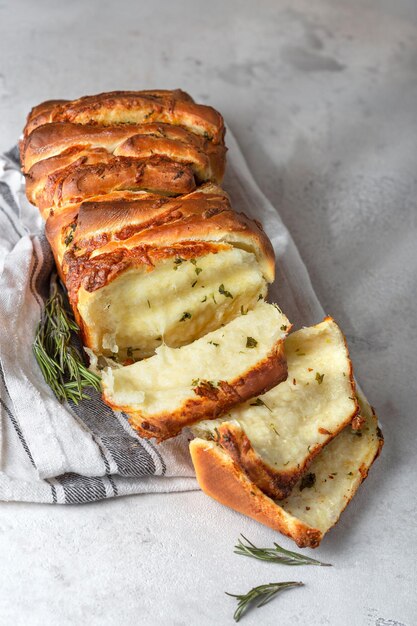 Pane fresco a pezzi con aglio e prezzemolo