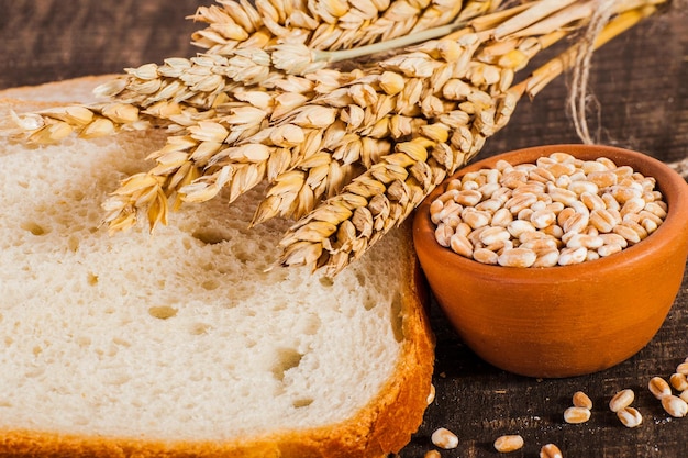 Pane fresco affettato su una tavola di legno